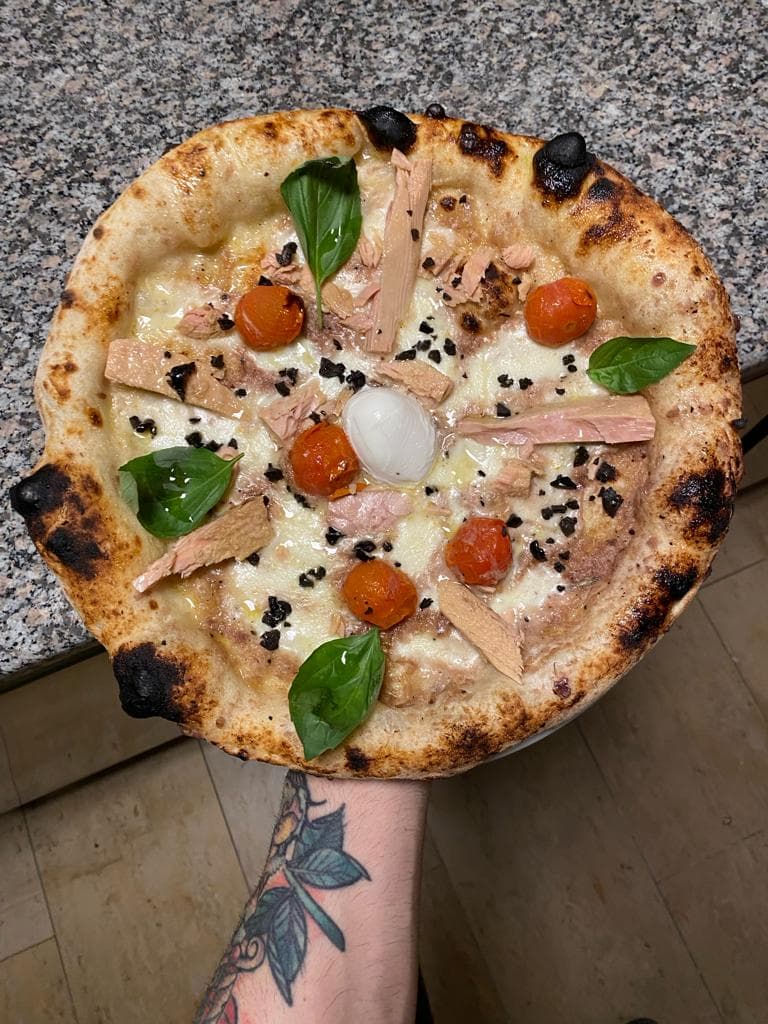 Pizza ohne Tomatensauce mit Thunfisch, Kirschtomaten, Oliven und Basilikum
